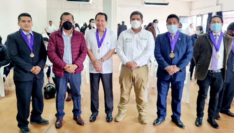 DIRECTOR REGIONAL DE SALUD RECIBE RECONOCIMIENTO COMO MEDICO ESPECIALISTA EN MEDICINA INTERNA.