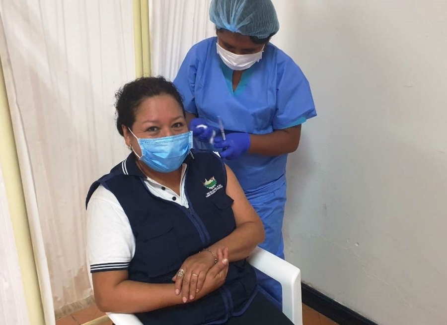 VACUNACI&Oacute;N DE LA CUARTA DOSIS A TRABAJADORES ADMINISTRATIVOS DE LA DIRESA